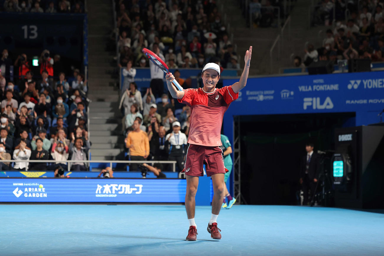 男子シングルス2回戦　ポイントし会場を盛り上げる望月（撮影・河田真司）
