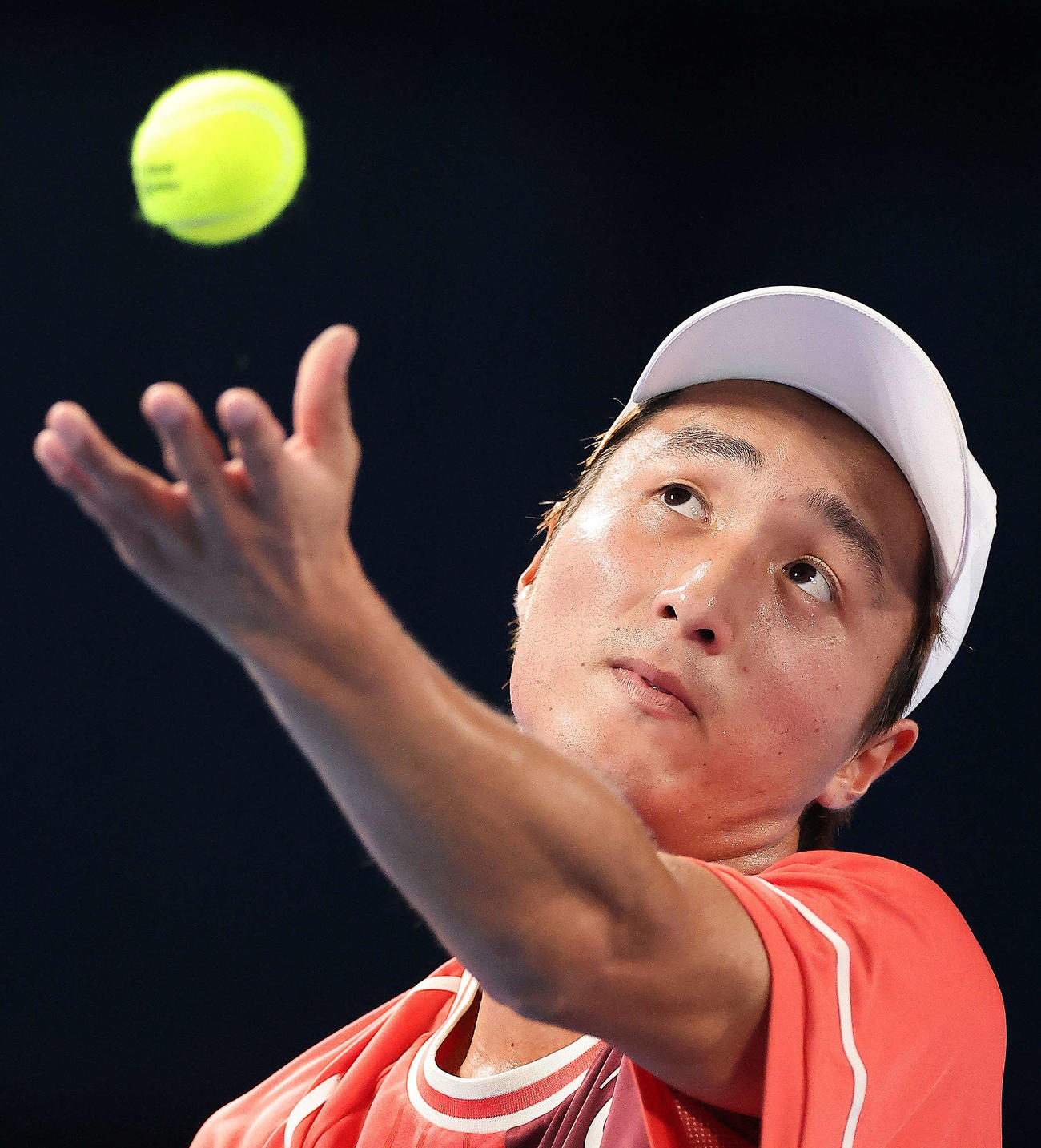 男子シングルス2回戦　サーブに臨む望月（撮影・河田真司）