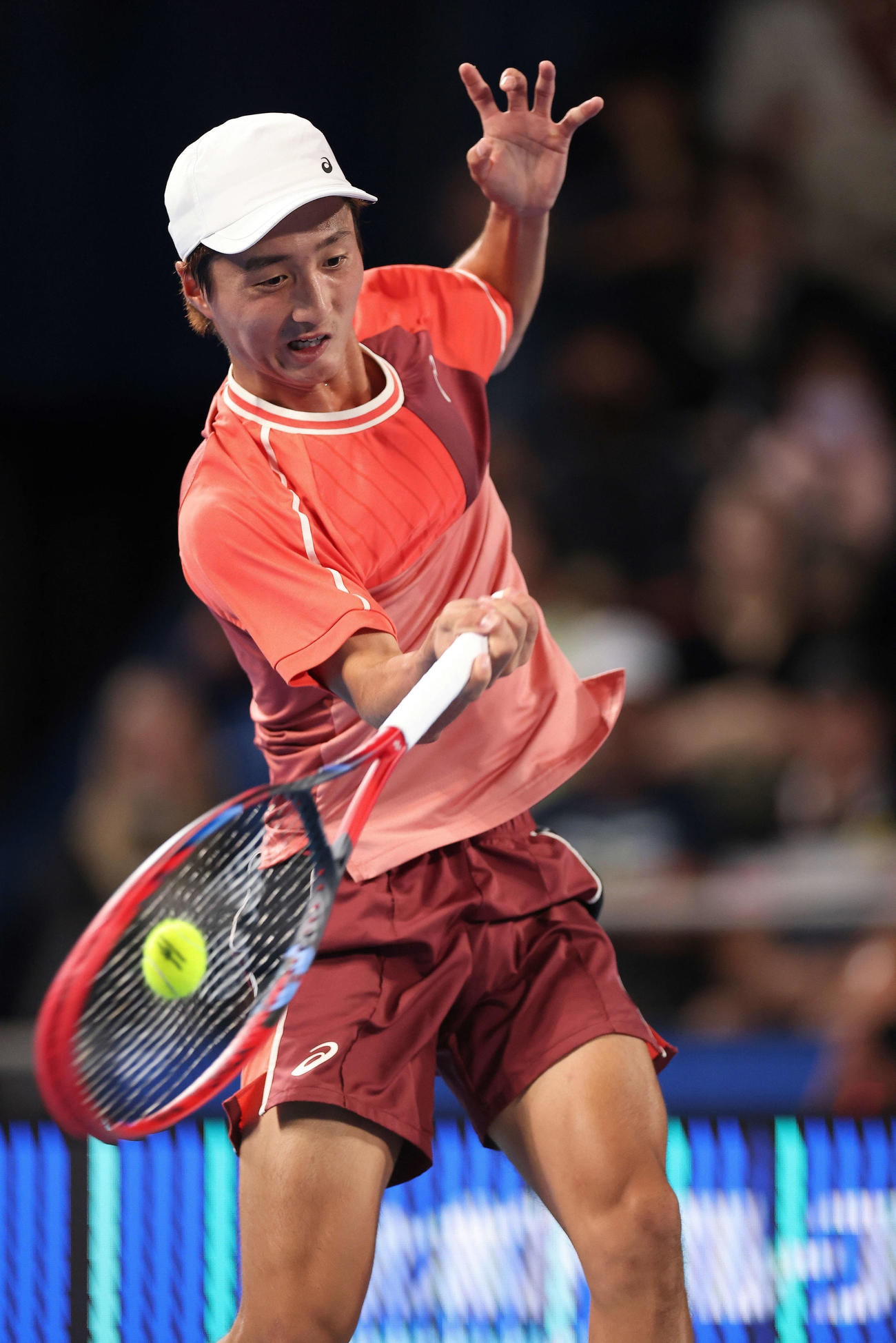 男子シングルス2回戦　フォアハンドで攻める望月（撮影・河田真司）