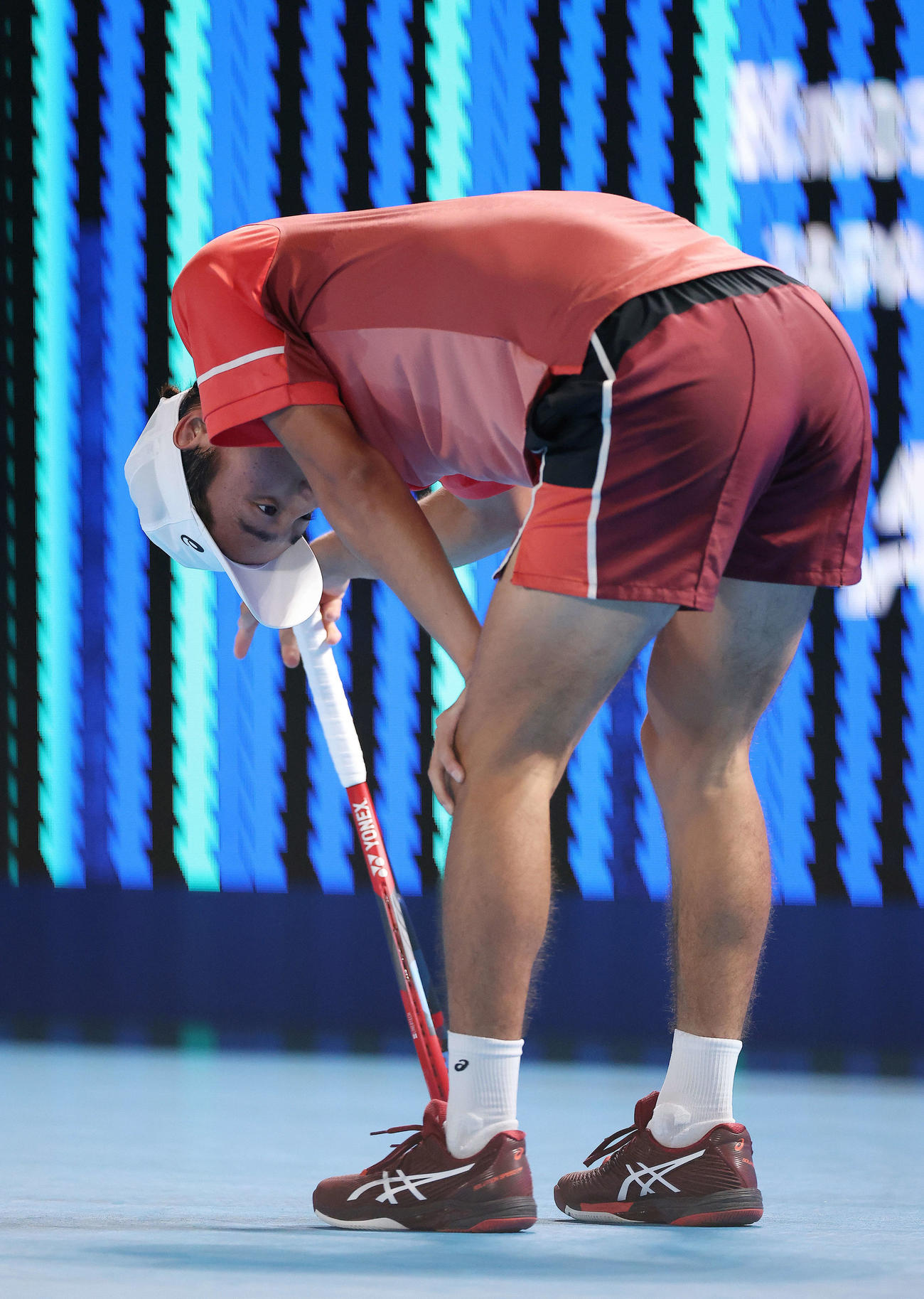 男子シングルス2回戦　ポイントされ膝に手をつく望月（撮影・河田真司）