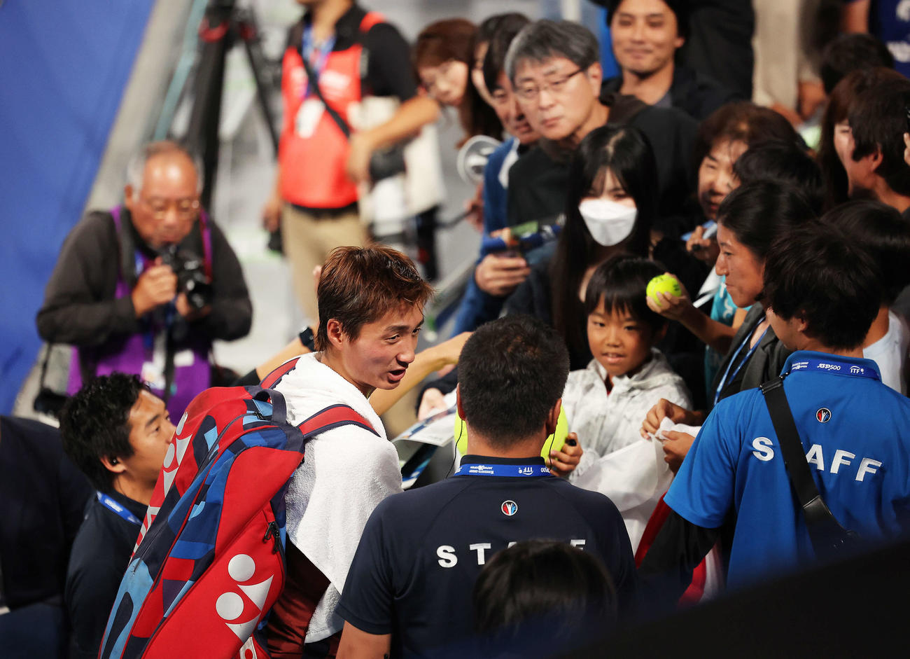 男子シングルス2回戦　試合後ファンサービスに応じる望月（撮影・河田真司）
