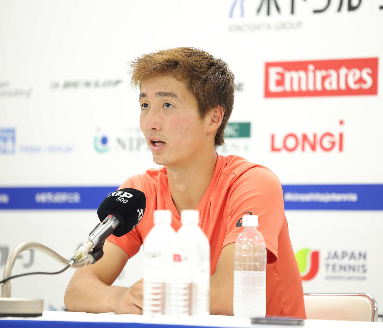 男子シングルス2回戦　試合後会見に臨む望月（撮影・河田真司）