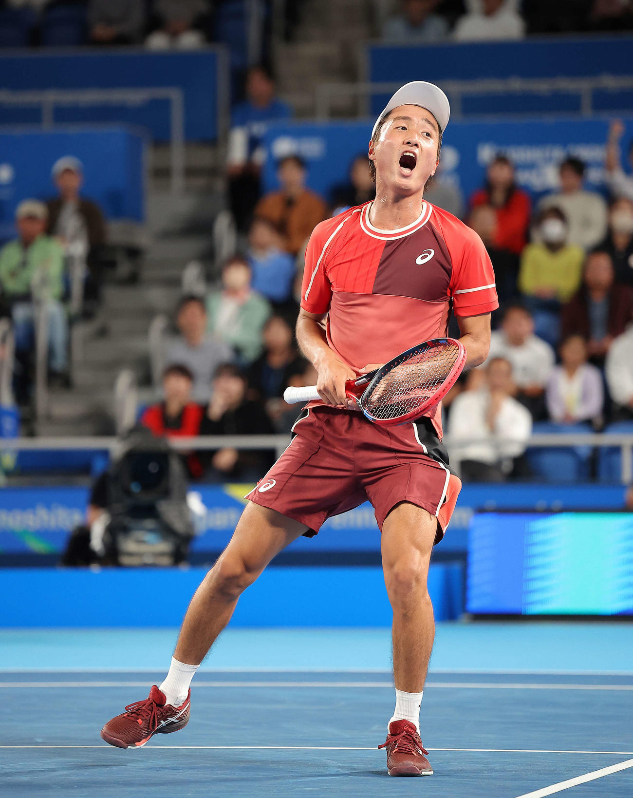 男子シングルス2回戦　ポイントし雄たけびを上げる望月（撮影・河田真司）