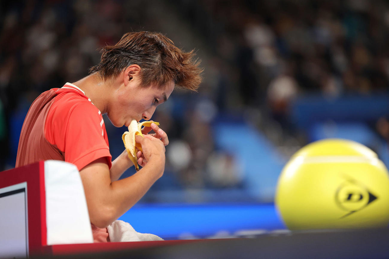 男子シングルス2回戦　エネルギー補給する望月（撮影・河田真司）