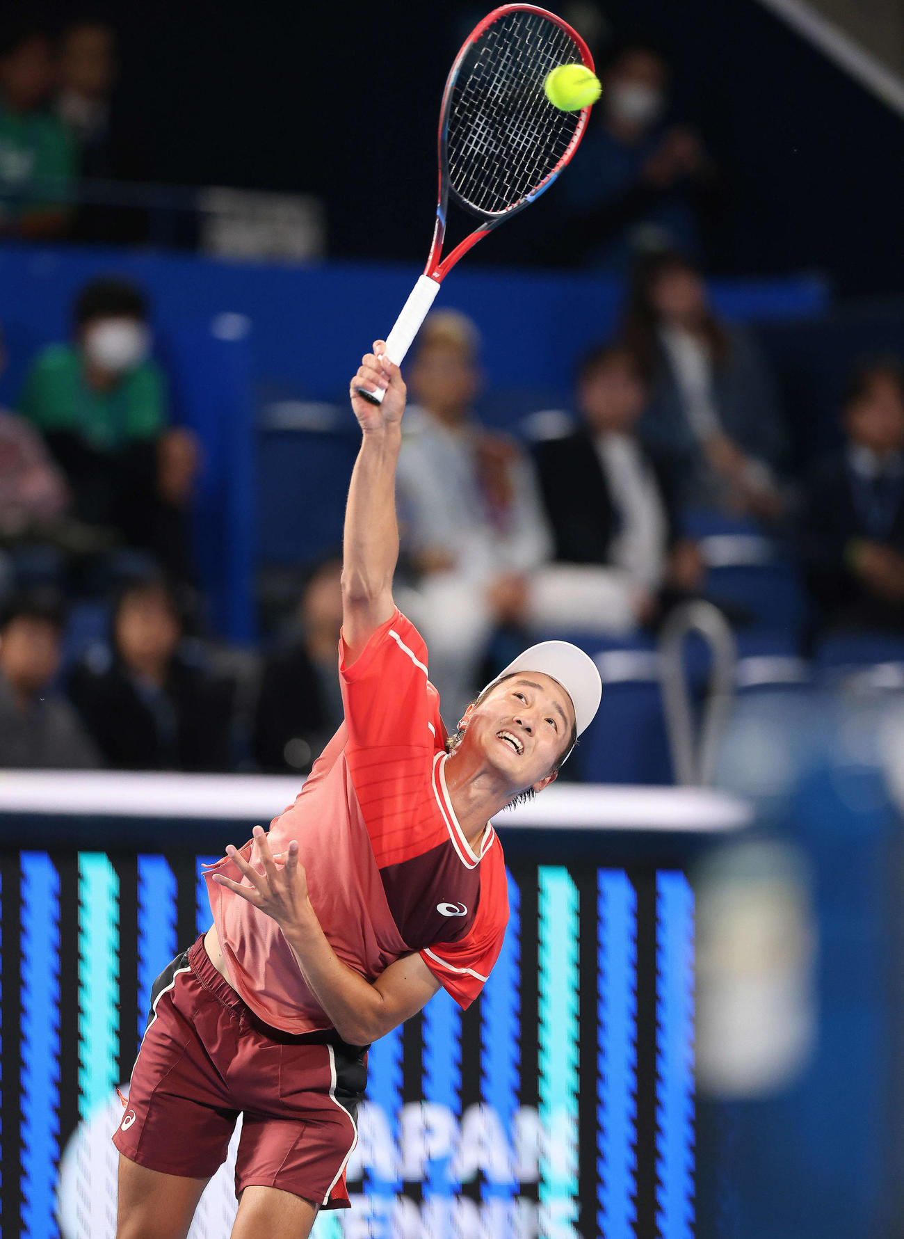 男子シングルス2回戦　サーブを放つ望月（撮影・河田真司）