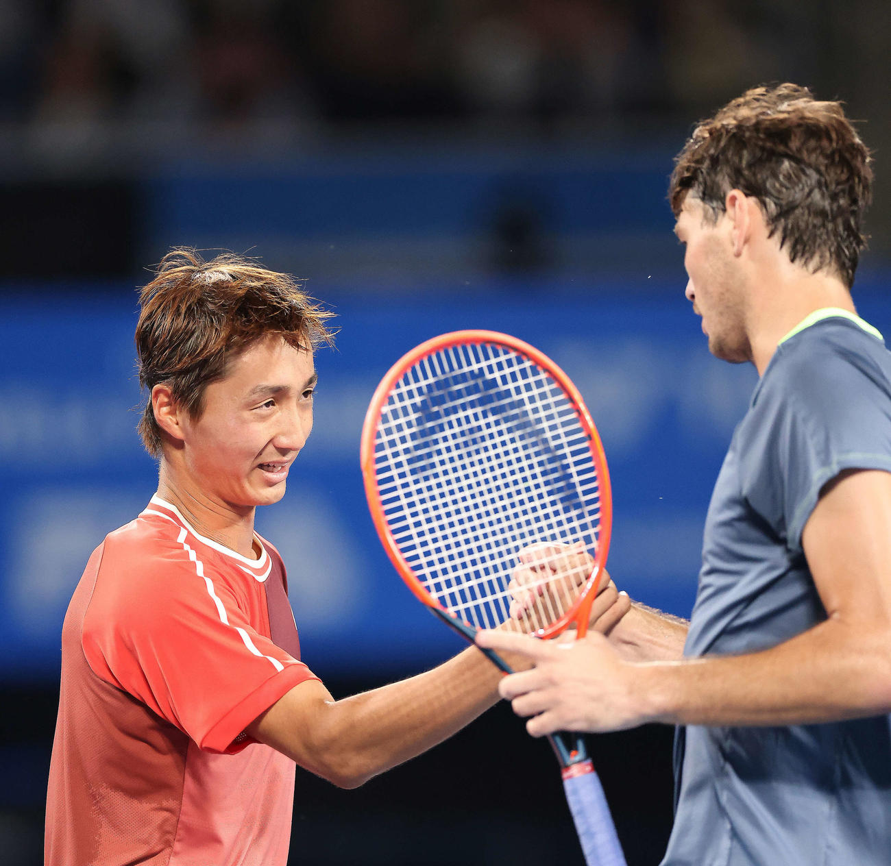 男子シングルス2回戦　テイラー・フリッツ（右）に勝利し握手を交わす望月（撮影・河田真司）