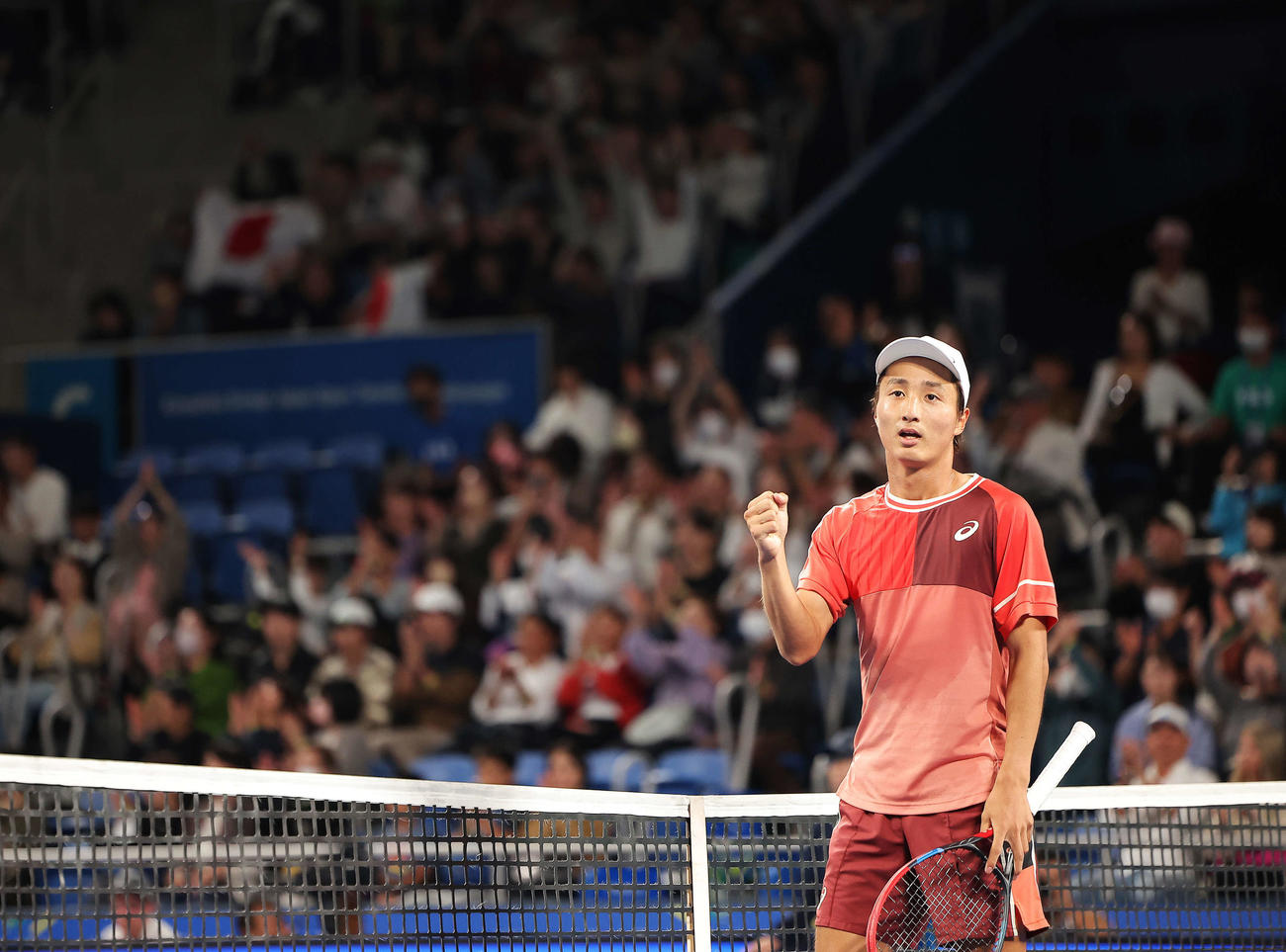 男子シングルス2回戦　第2セットを奪いガッツポーズする望月（撮影・河田真司）