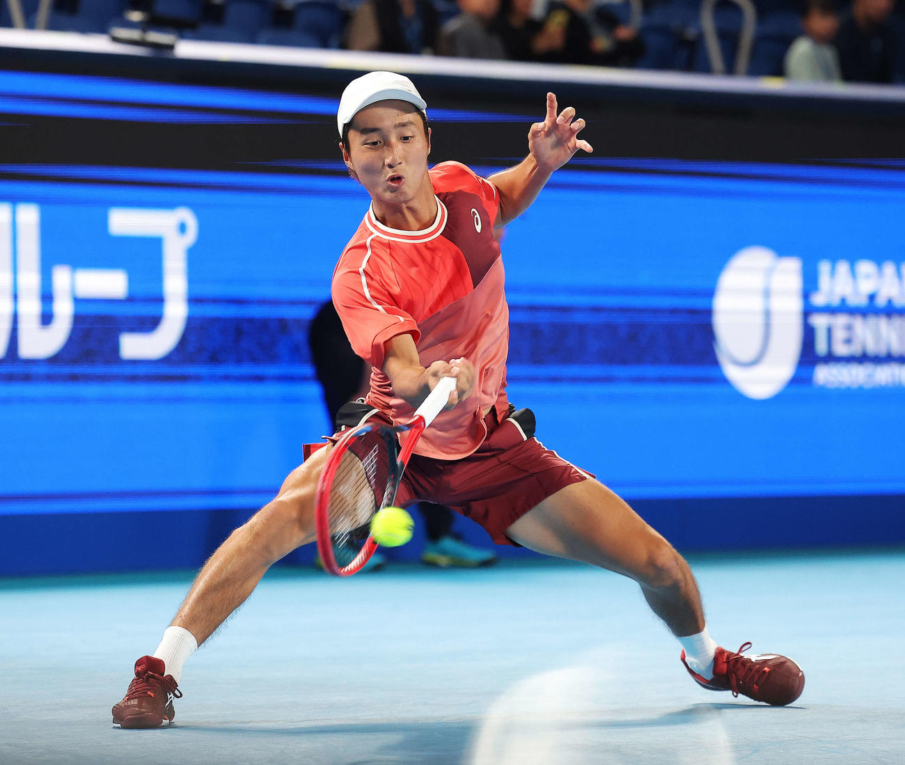 男子シングルス2回戦　ボールに食らいつく望月（撮影・河田真司）
