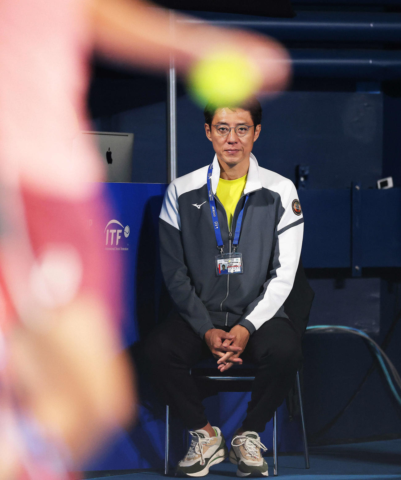 男子シングルス2回戦　男子シングルス2回戦　望月を見守る松岡修造氏（撮影・河田真司）