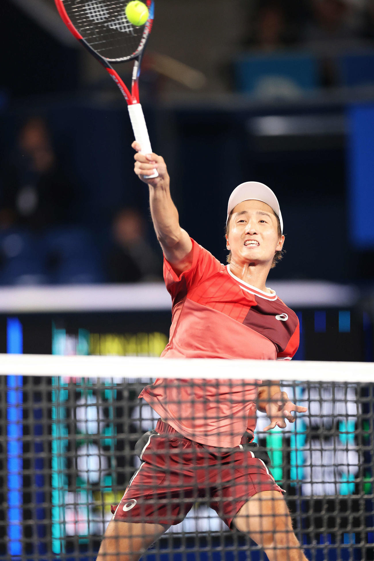 男子シングルス2回戦　ボレーを放つ望月（撮影・河田真司）