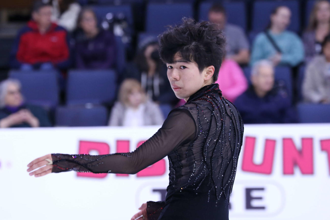 ジャンプ前に視線を送る佐藤