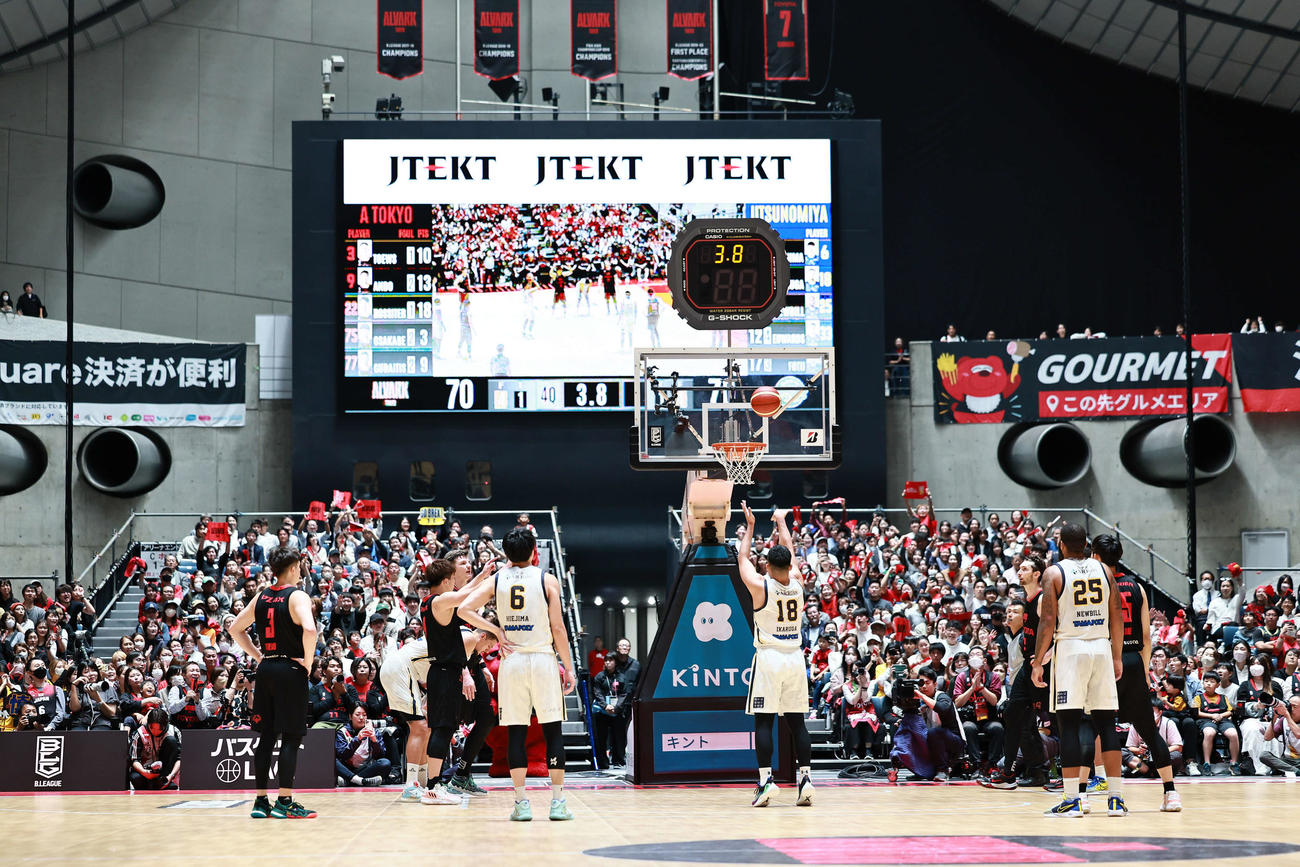 A東京対宇都宮　第4Q残り3・8秒でフリースローを投じる宇都宮の鵤誠司（コピーライトBLEAGUE）