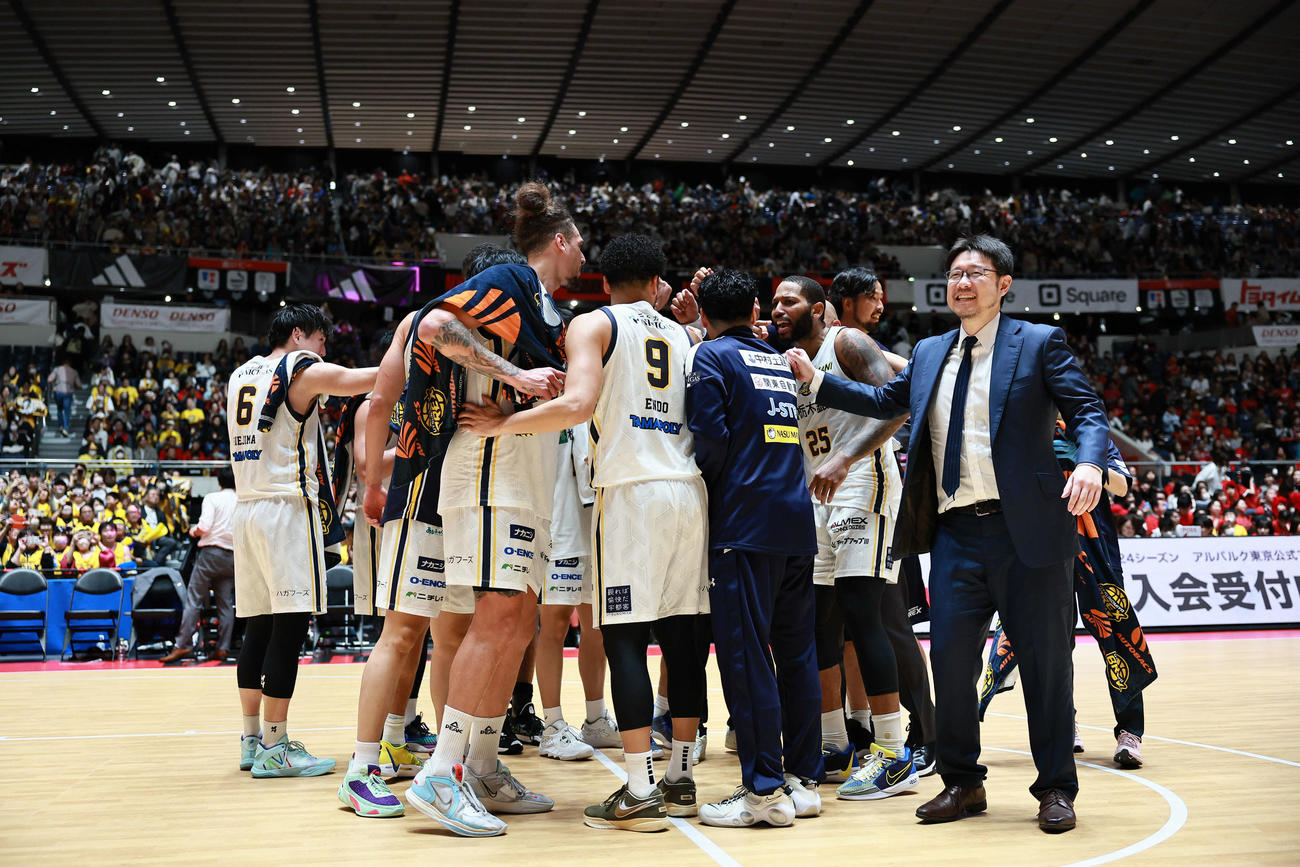 A東京対宇都宮　1点差勝利でA東京戦の連敗を6で止め、喜ぶ宇都宮の選手と佐々宜央ヘッドコーチ（右）（コピーライトBLEAGUE）