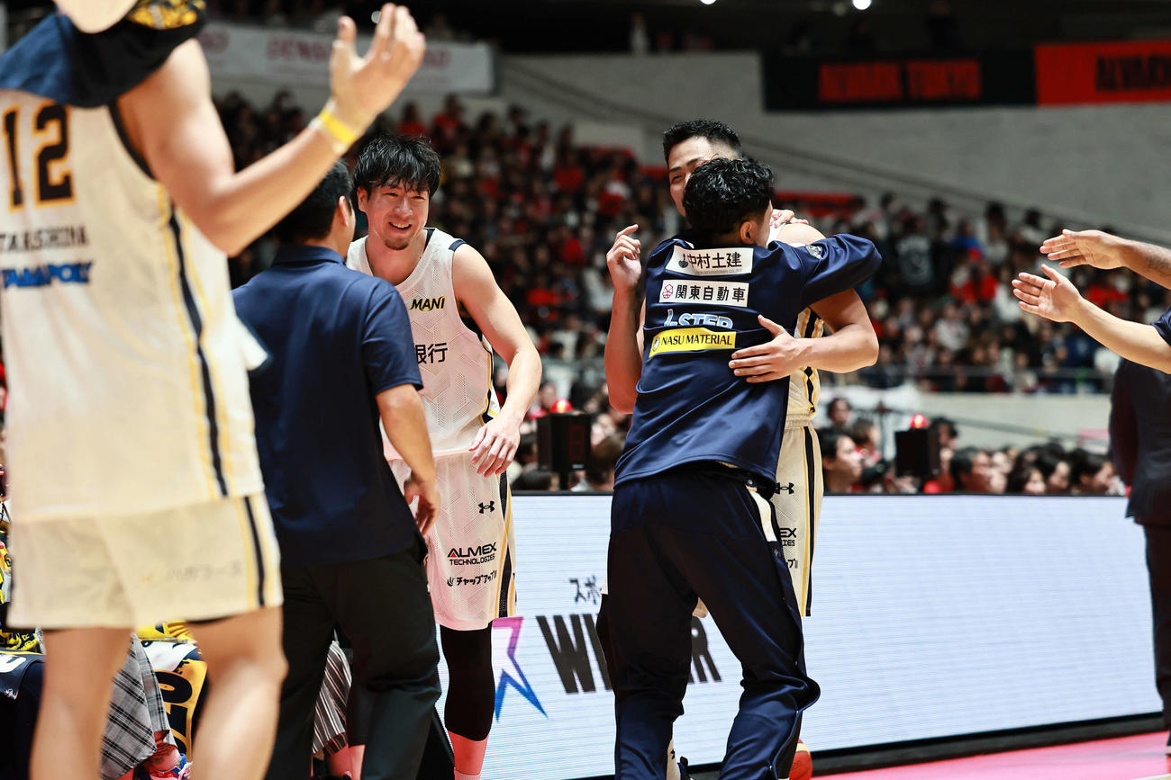 A東京対宇都宮　勝利につながるフリースローを投じた鵤に渡邉が抱きつく（コピーライトBLEAGUE）