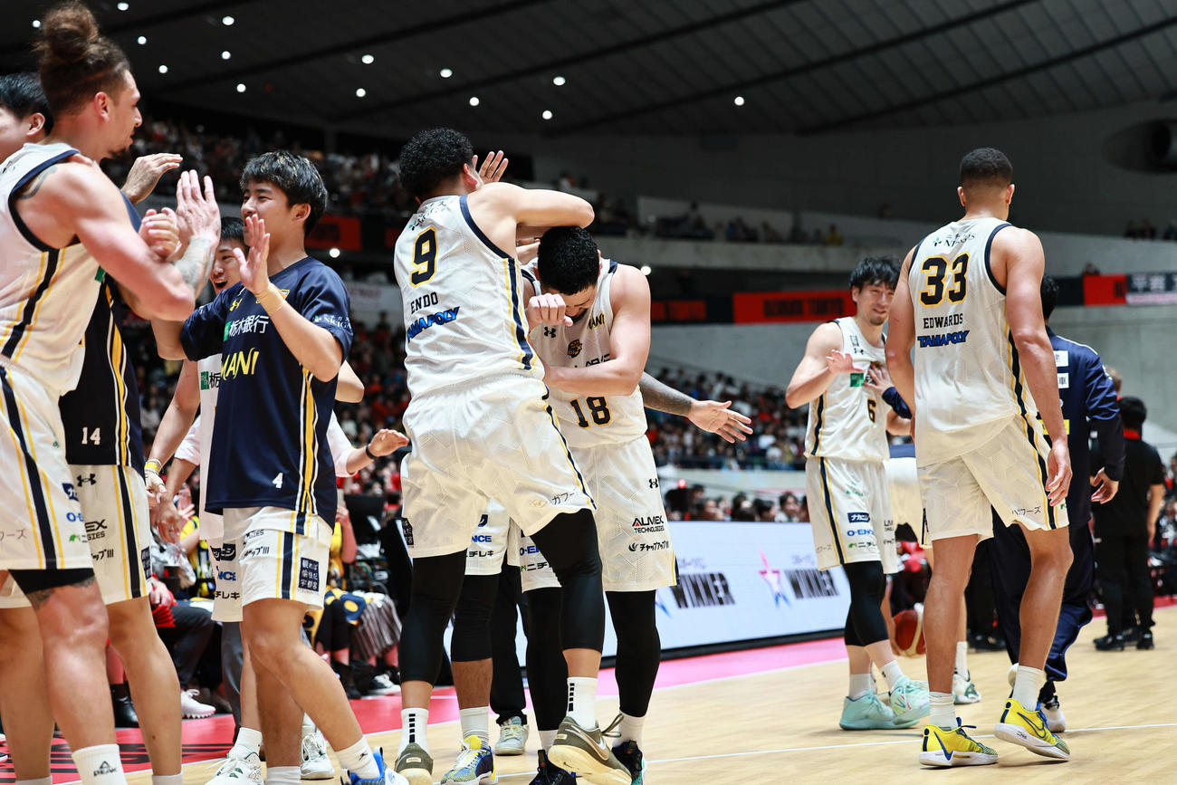A東京対宇都宮　勝利につながるフリースローを投じた鵤を遠藤が祝福（コピーライトBLEAGUE）