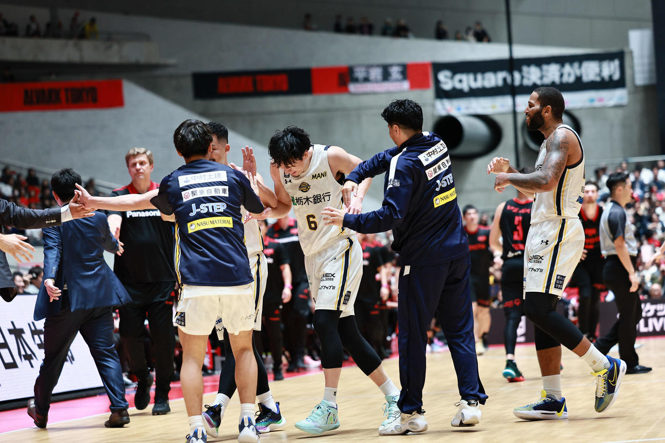 A東京対宇都宮　ボールを頭上に放り投げて試合を終わらせた比江島慎（中央）と宇都宮の選手たち（コピーライトBLEAGUE）