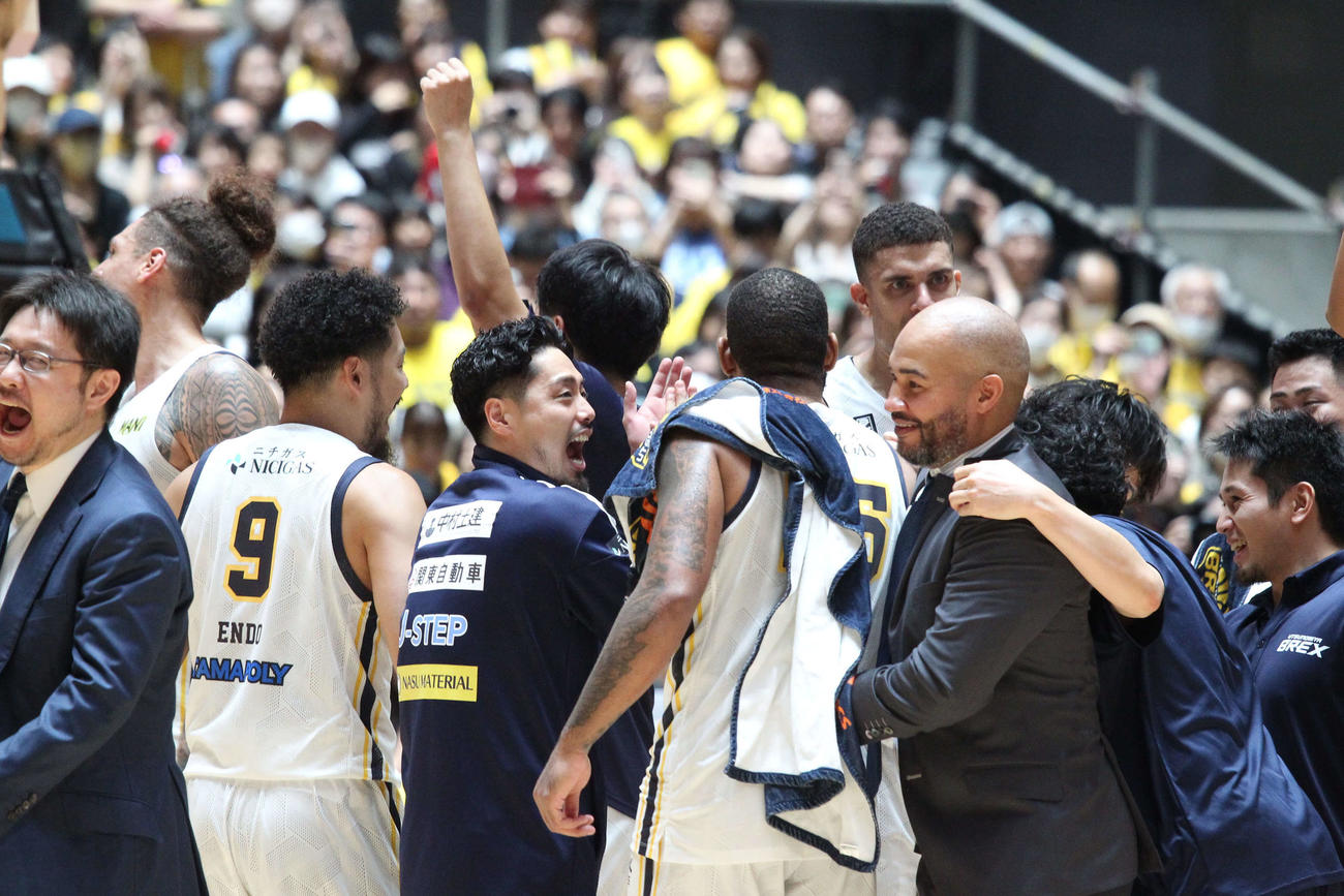 男子バスケットボールBリーグ1部（B1）　A東京対宇都宮　A東京との連敗を6で止め、2年ぶりの勝利に喜ぶ宇都宮の選手たち＝2023年10月15日