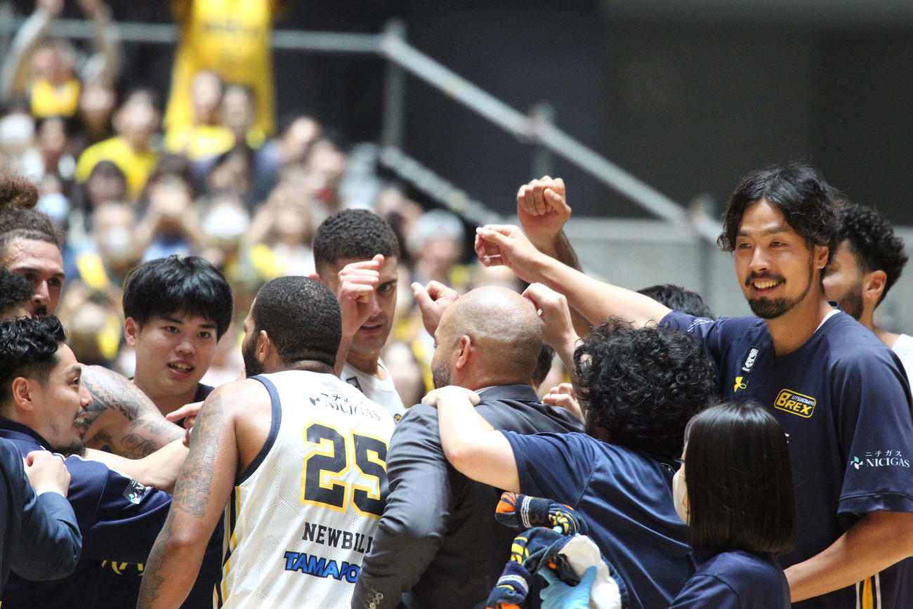 男子バスケットボールBリーグ1部（B1）　A東京対宇都宮　A東京との連敗を6で止め、2年ぶりの勝利に喜ぶ宇都宮の選手たち＝2023年10月15日