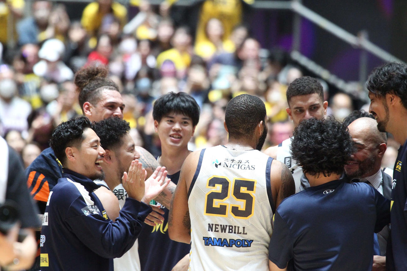 男子バスケットボールBリーグ1部（B1）　A東京対宇都宮　A東京との連敗を6で止め、2年ぶりの勝利に喜ぶ宇都宮の選手たち＝2023年10月15日