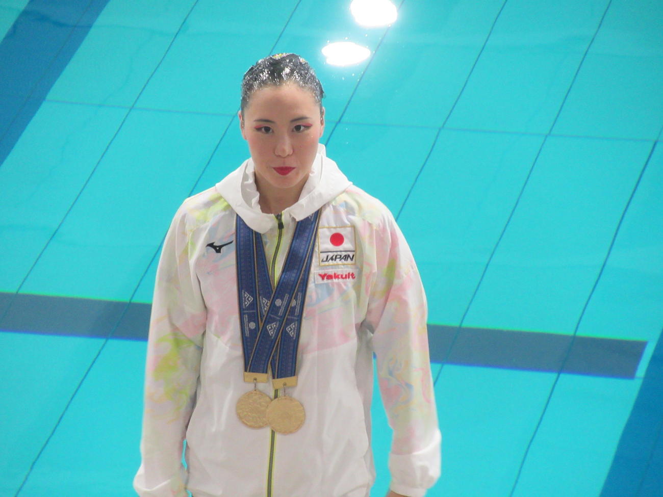 金メダル2個を披露するAS乾友紀子(2023年10月15日撮影)
