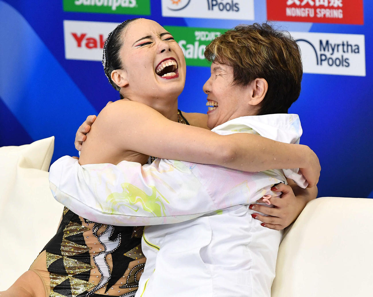 世界水泳2023福岡大会　井村雅代コーチ（右）と抱き合って喜ぶ乾友紀子（2023年7月19日撮影）