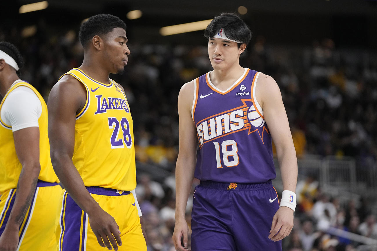 プレーする八村塁（左）と渡辺雄太（AP）