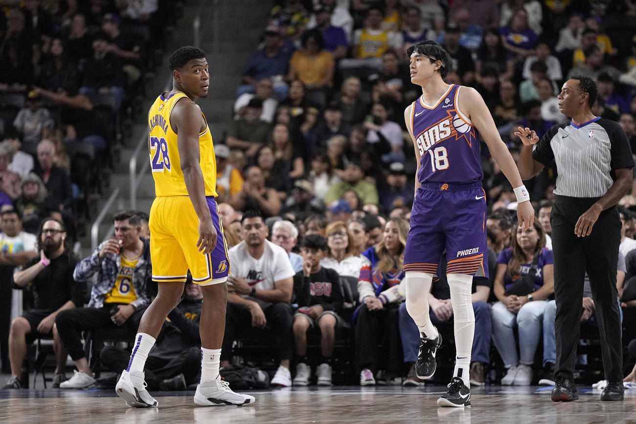 プレーする八村塁（左）と渡辺雄太（AP）