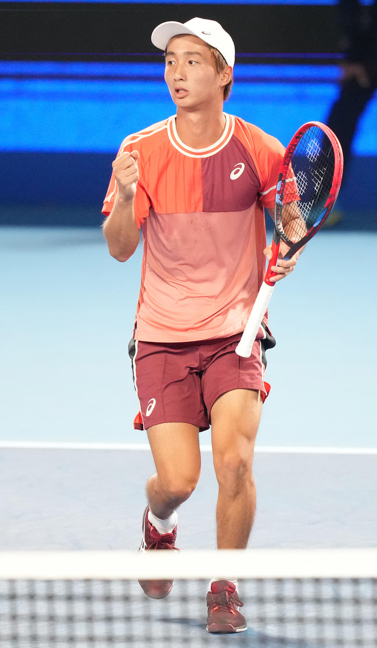 男子シングルス準々決勝　第1セット、ポイントを奪いガッツポーズする望月（撮影・鈴木みどり）