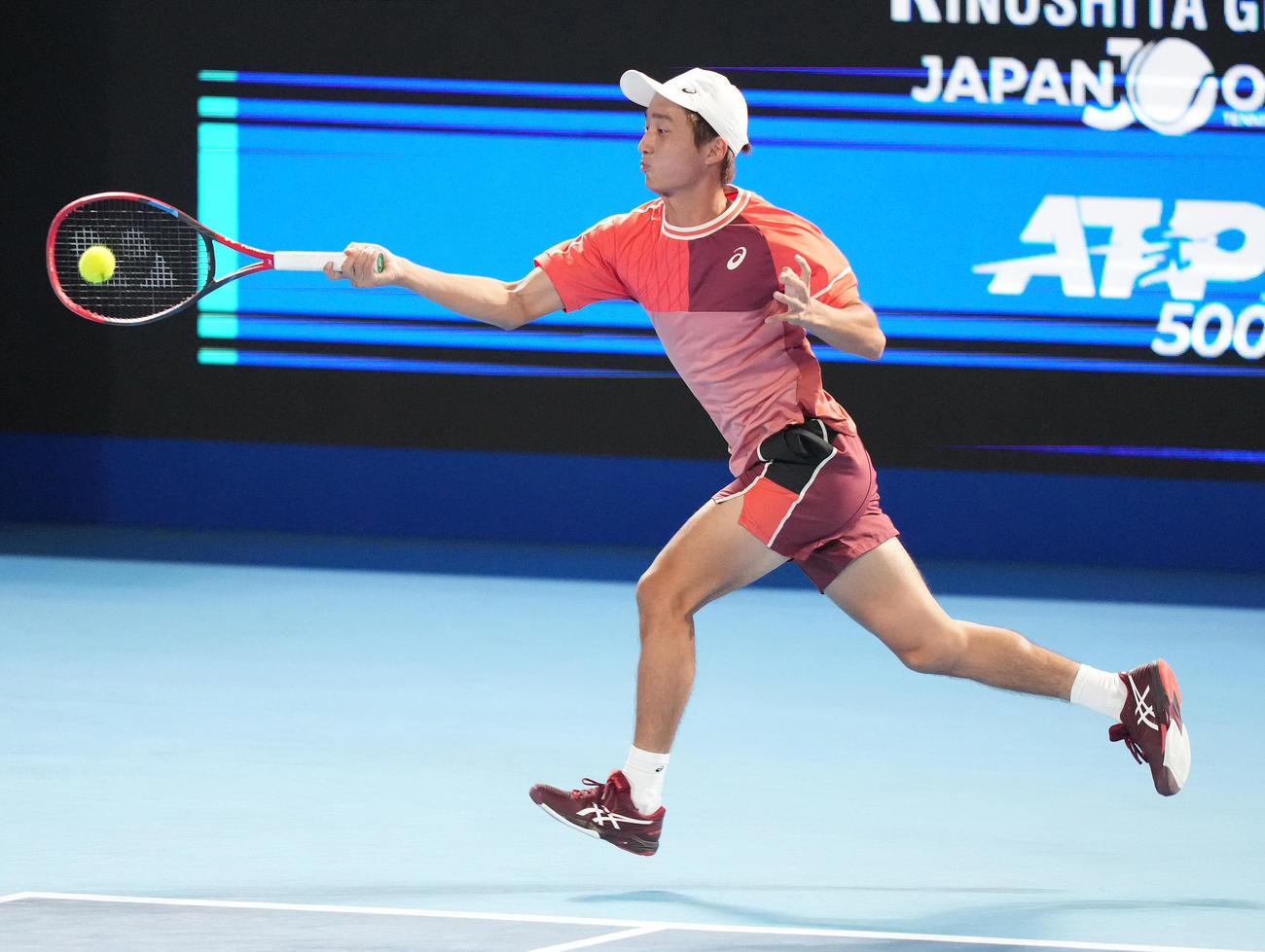 男子シングルス準々決勝　第1セット、打ち返す望月（撮影・鈴木みどり）