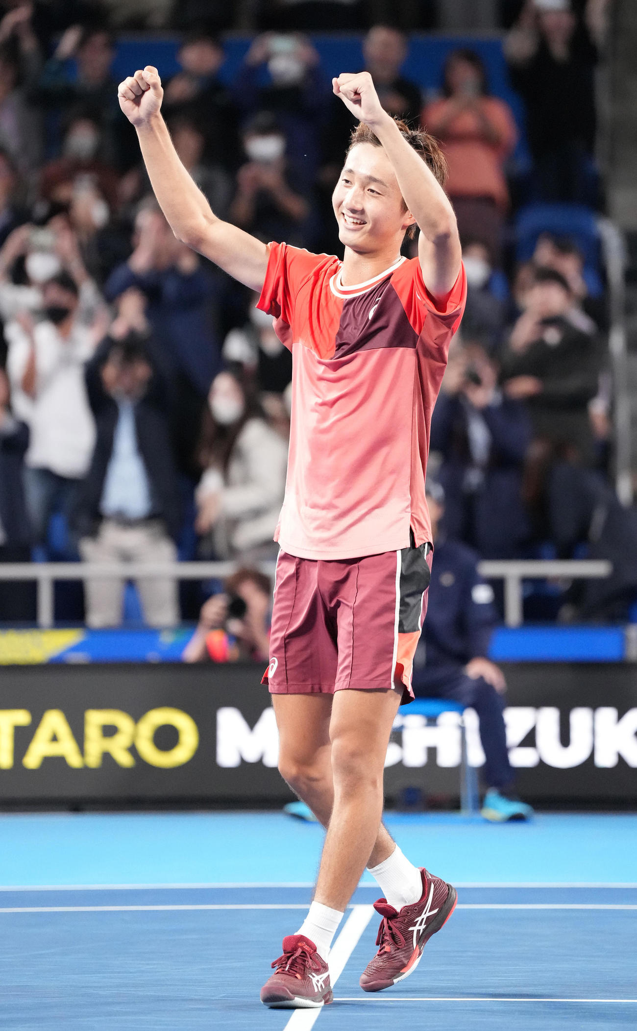 男子シングルス準々決勝　ポピリンに勝利しガッツポーズする望月（撮影・鈴木みどり）