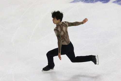 ジャンプ体勢に入る佐藤