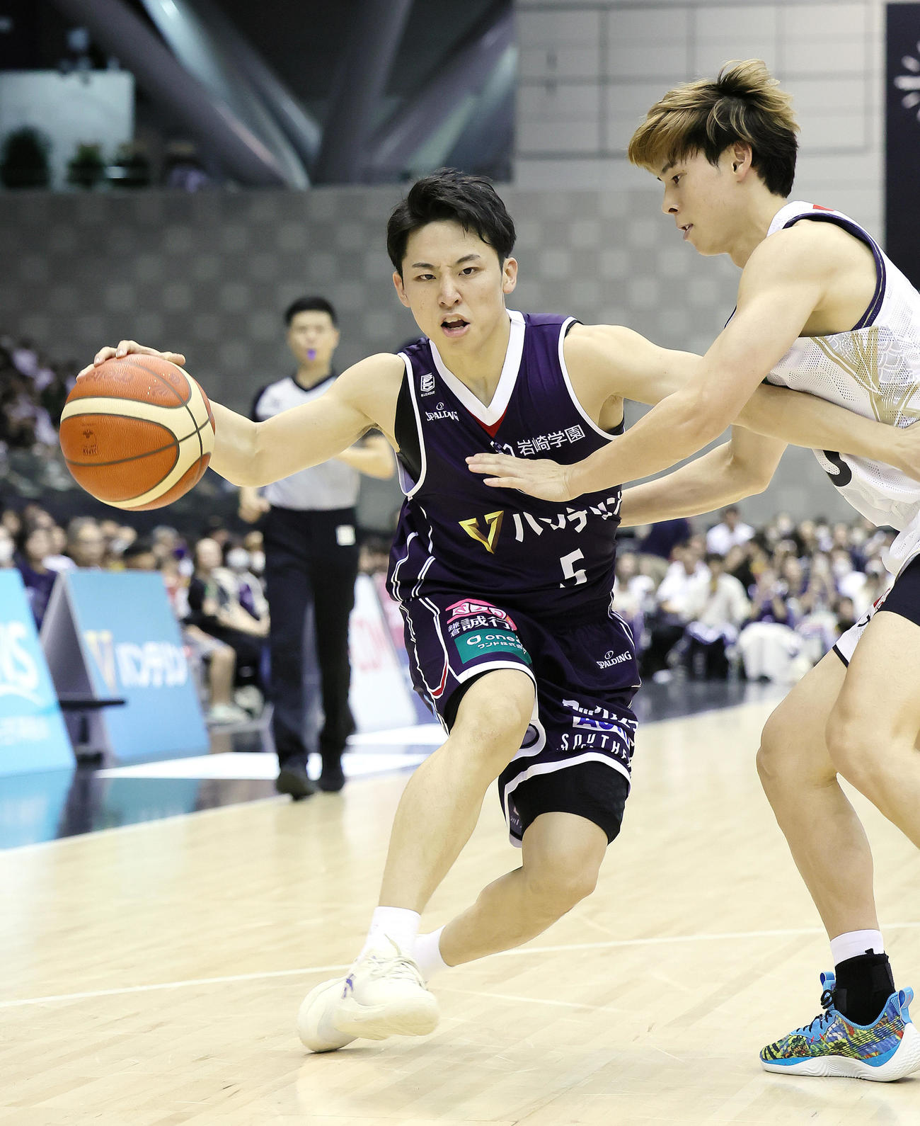横浜BC対琉球　第2Q、守備にあいながら攻め込む横浜BC河村（左）（撮影・足立雅史）