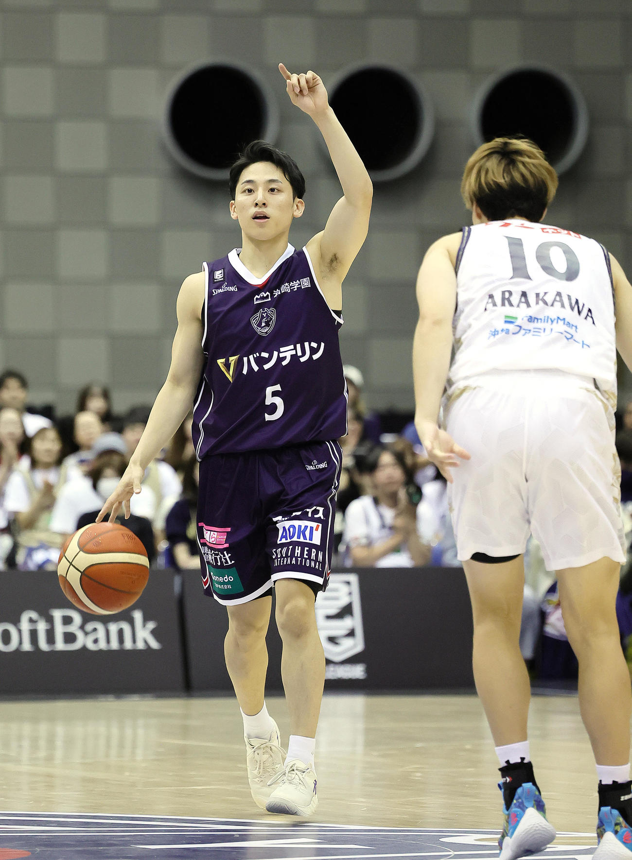 横浜BC対琉球　第2Q、指示を出す横浜BC河村（撮影・足立雅史）
