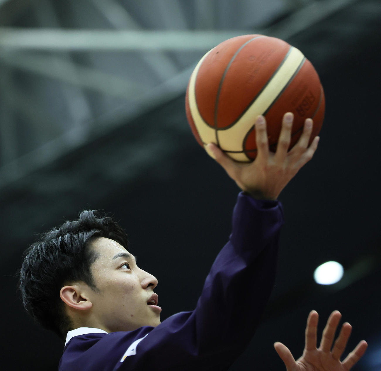 試合前練習でシュートを放つ横浜BC河村（撮影・足立雅史）