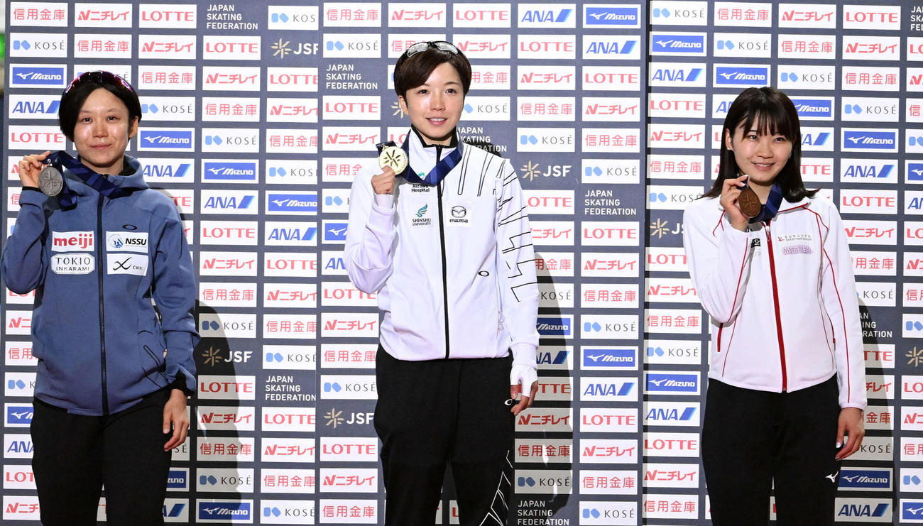 昨年3位に入った稲川くるみ（右）。中央は優勝した小平奈緒、左は2位高木美帆（2022年10月22日撮影）