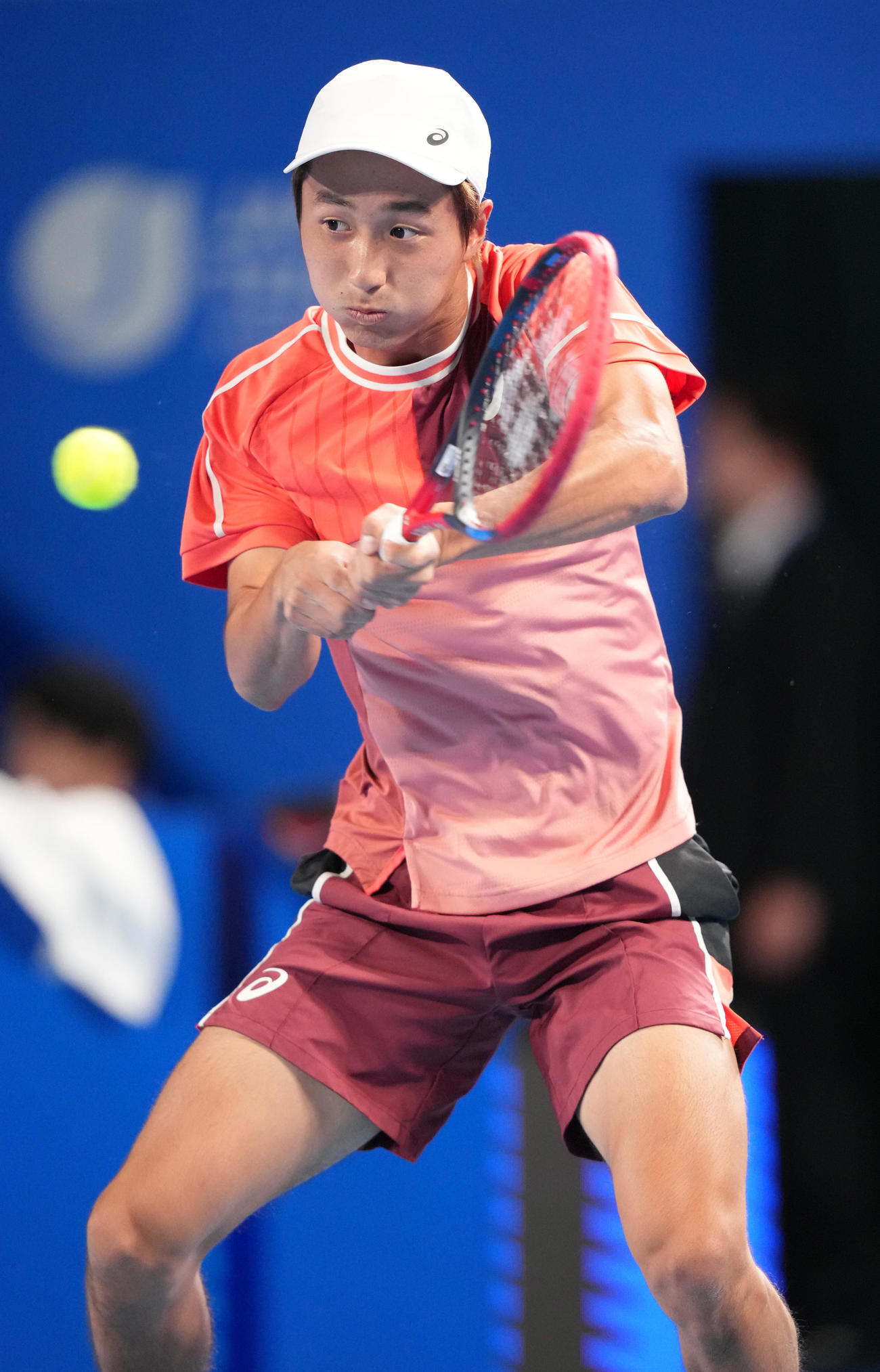 男子シングルス準決勝の第1セット、打ち返す望月（撮影・鈴木みどり）