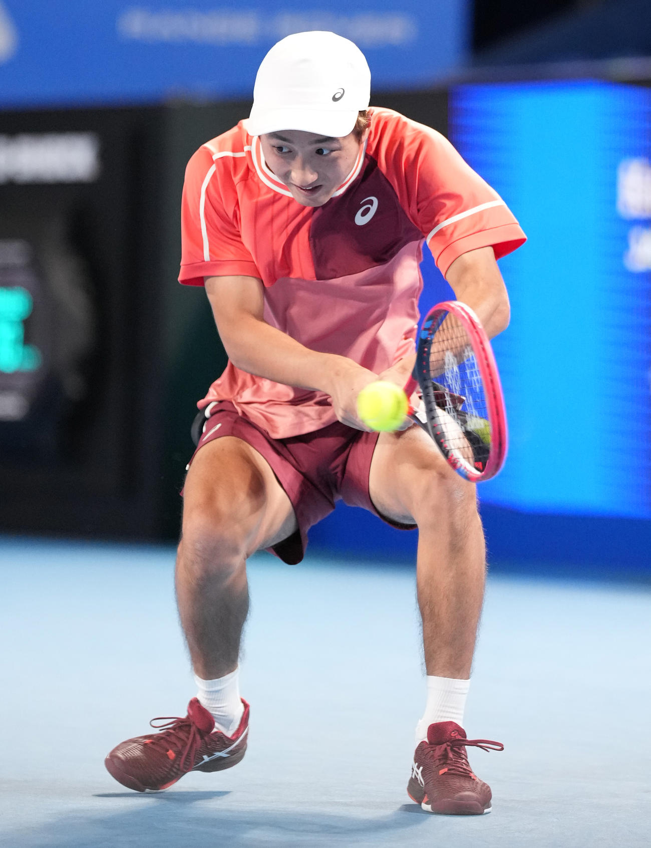 男子シングルス準決勝の第1セット、打ち返す望月（撮影・鈴木みどり）