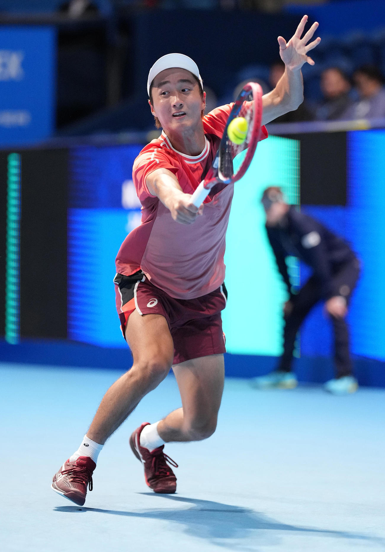 男子シングルス準決勝　第2セット、打ち返す望月（撮影・鈴木みどり）