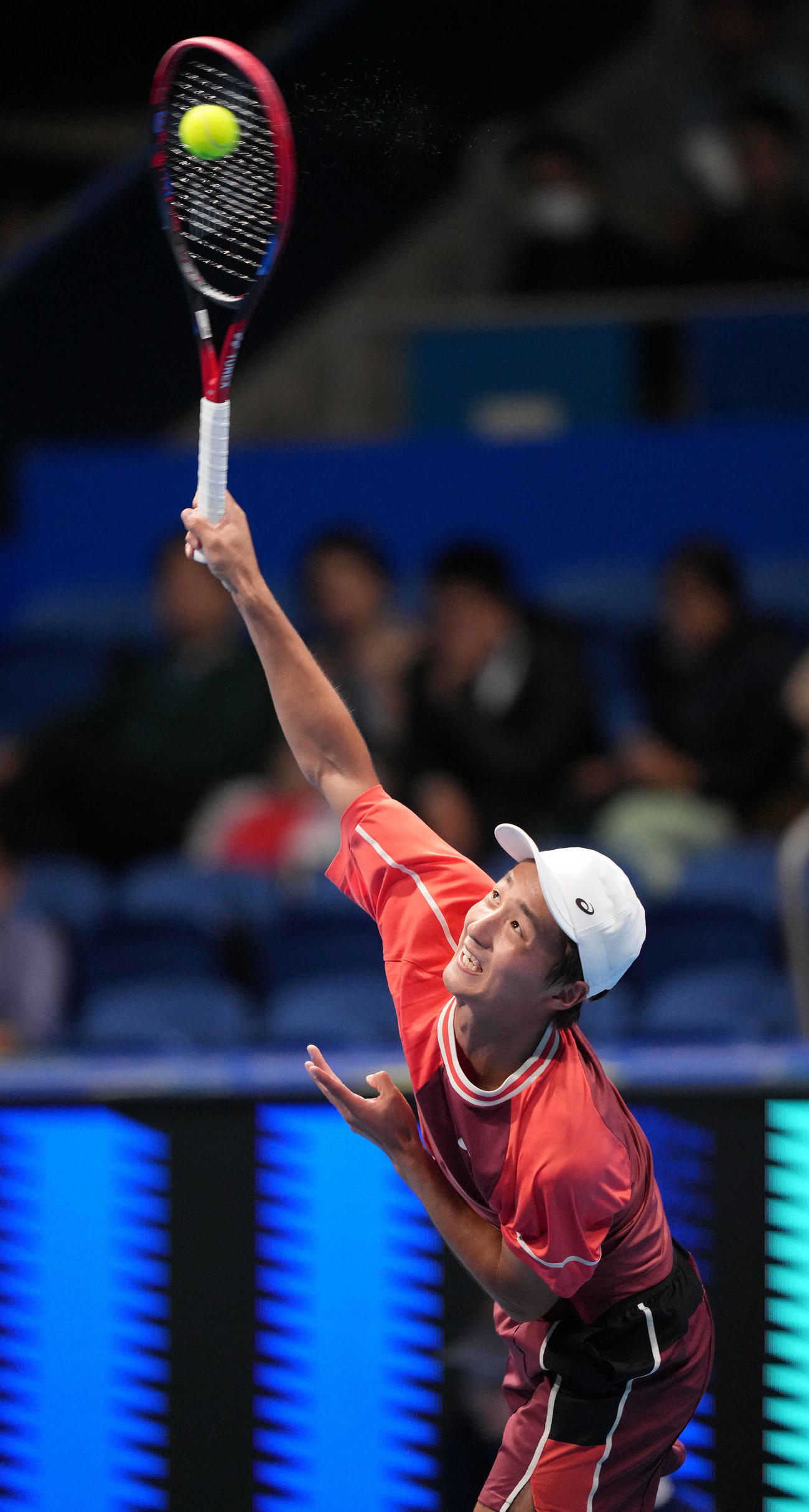 男子シングルス準決勝の第2セット、サーブを放つ望月（撮影・鈴木みどり）