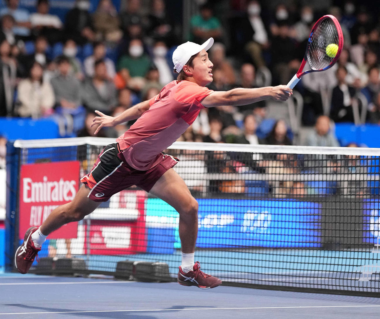 男子シングルス準決勝の第2セット、打ち返す望月（撮影・鈴木みどり）