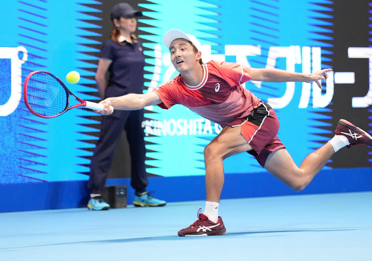 男子シングルス準決勝　第2セット、食らい付く望月（撮影・鈴木みどり）