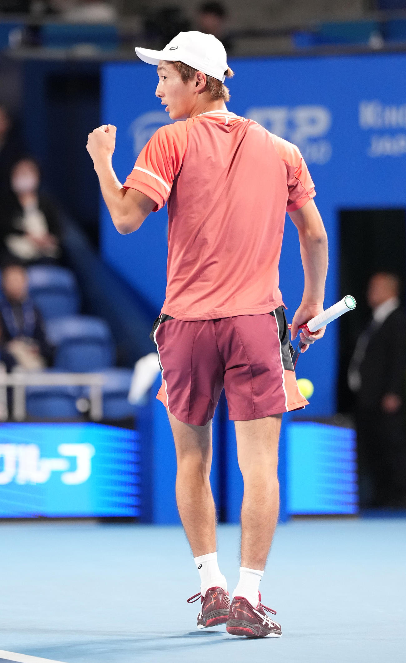 男子シングルス準決勝の第1セット、ポイントを奪いガッツポーズする望月（撮影・鈴木みどり）
