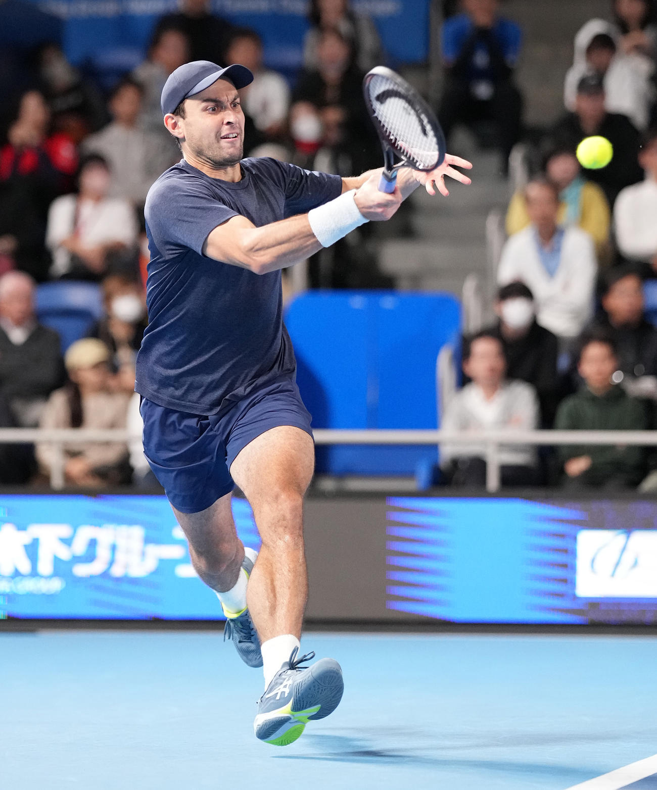 男子シングルス準決勝の第2セット、打ち返すカラツェフ（撮影・鈴木みどり）