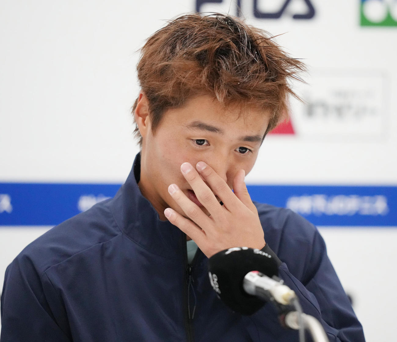 男子シングルスで決勝進出を逃した望月は会見で悔しげな表情（撮影・鈴木みどり）