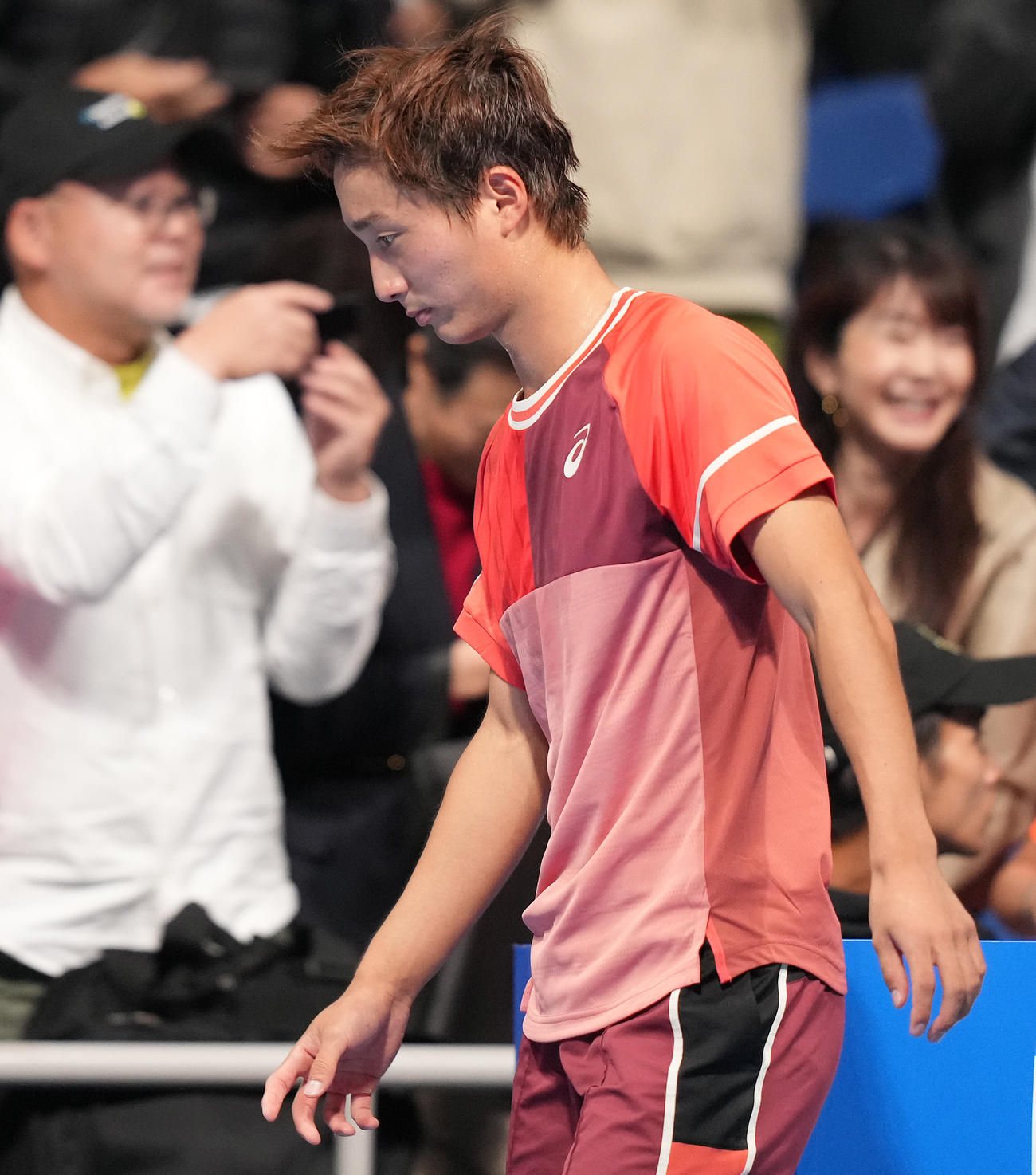 男子シングルス準決勝でカラツェフに敗れ決勝進出を逃し、浮かない表情の望月（撮影・鈴木みどり）