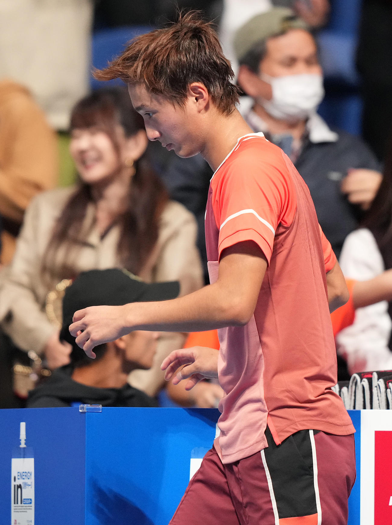 男子シングルス準決勝でカラツェフに敗れ決勝進出を逃し、浮かない表情の望月（撮影・鈴木みどり）