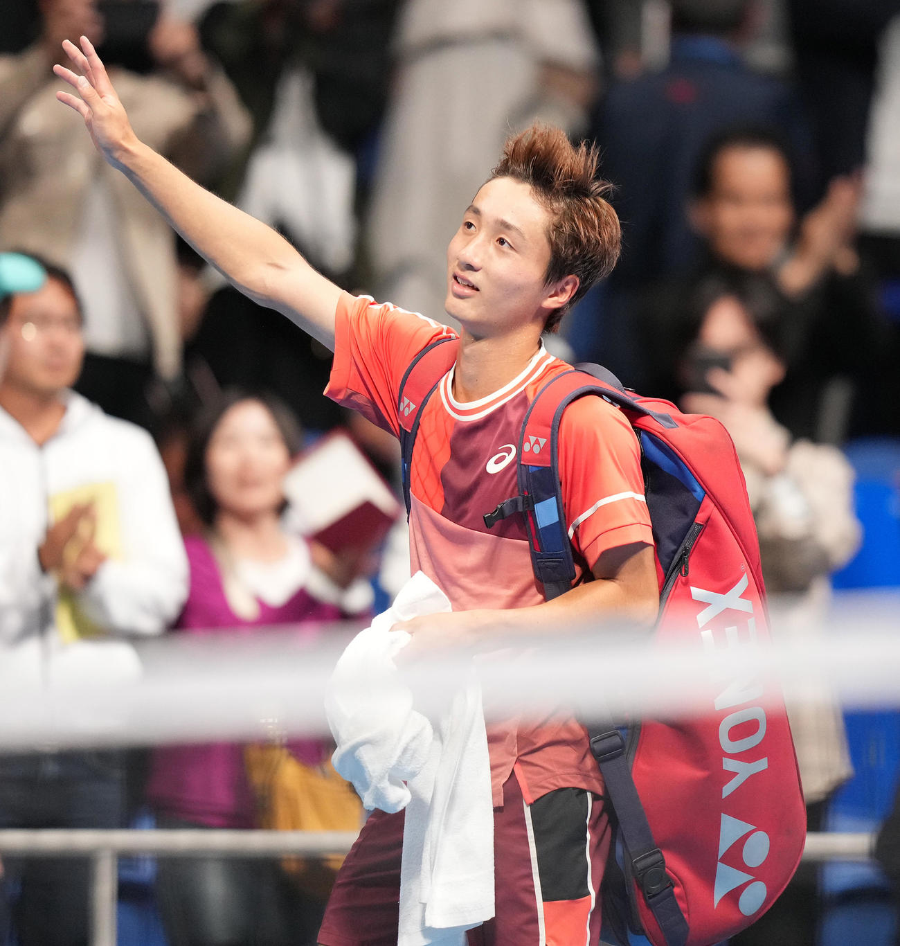男子シングルス準決勝でカラツェフに敗れた望月は観客の声援に応える（撮影・鈴木みどり）