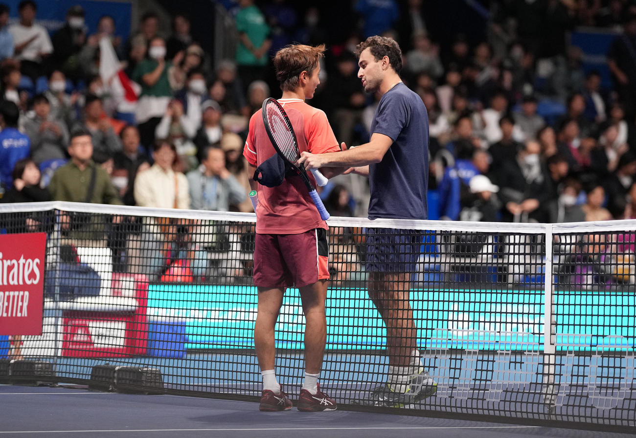 男子シングルス準決勝でカラツェフ（右）に敗れ決勝進出を逃した望月は健闘をたたえあう（撮影・鈴木みどり）