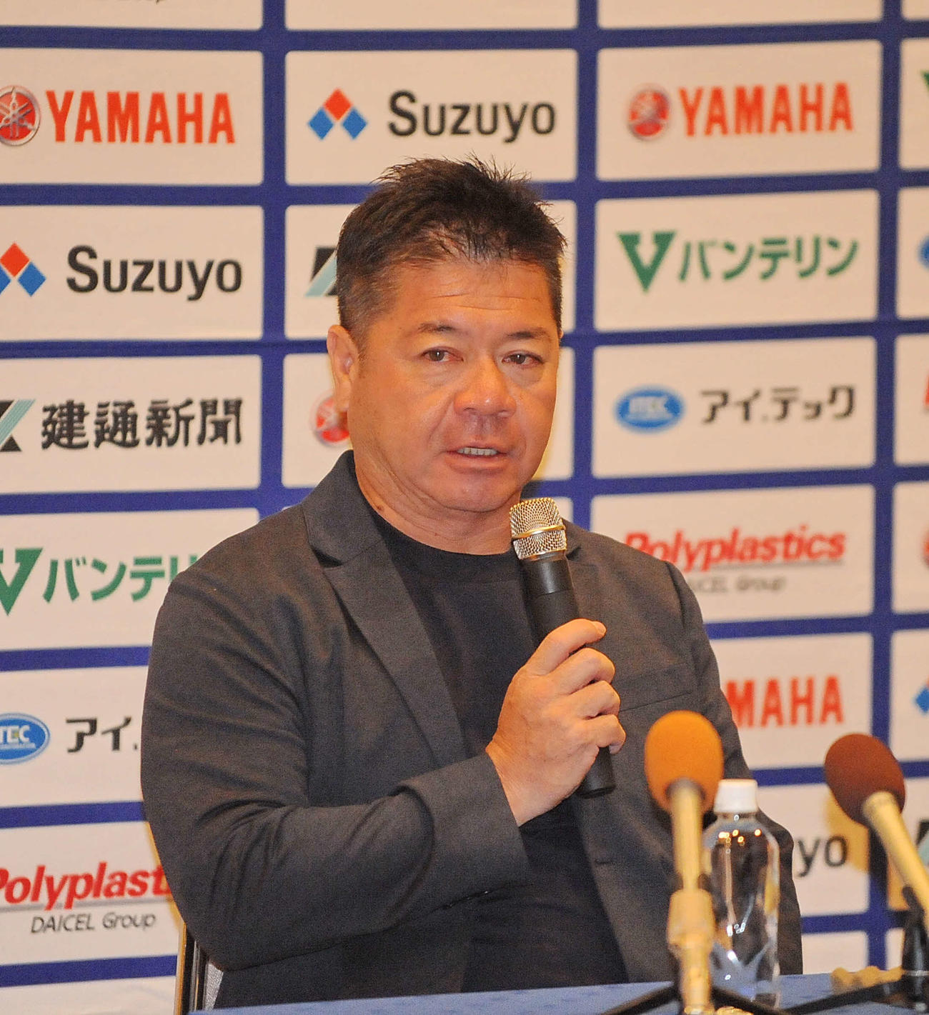 記者の質問に答える静岡ブルーレヴズの藤井新監督