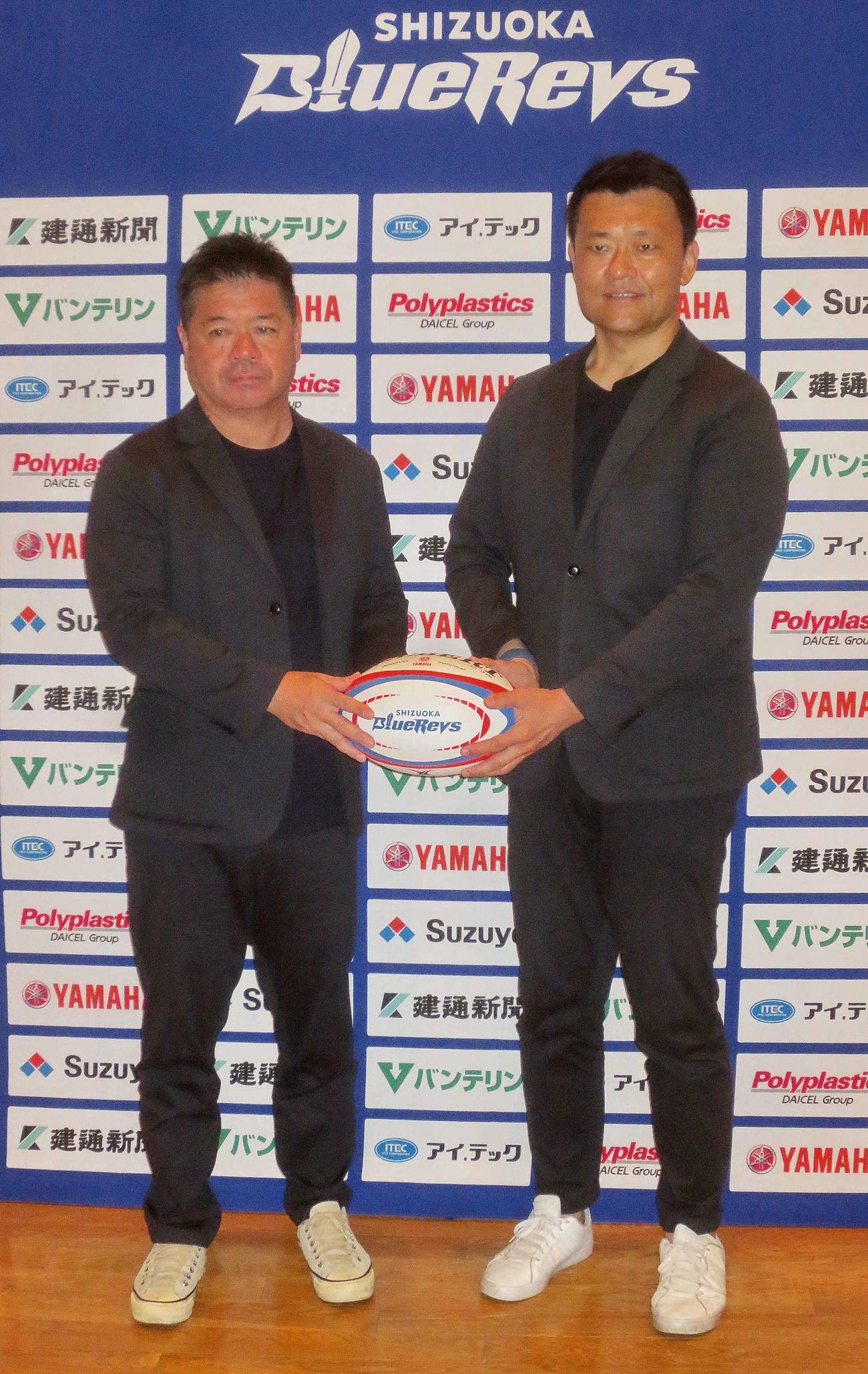ボールを手に意気込む静岡ブルーレヴズの藤井新監督（左）と山谷社長